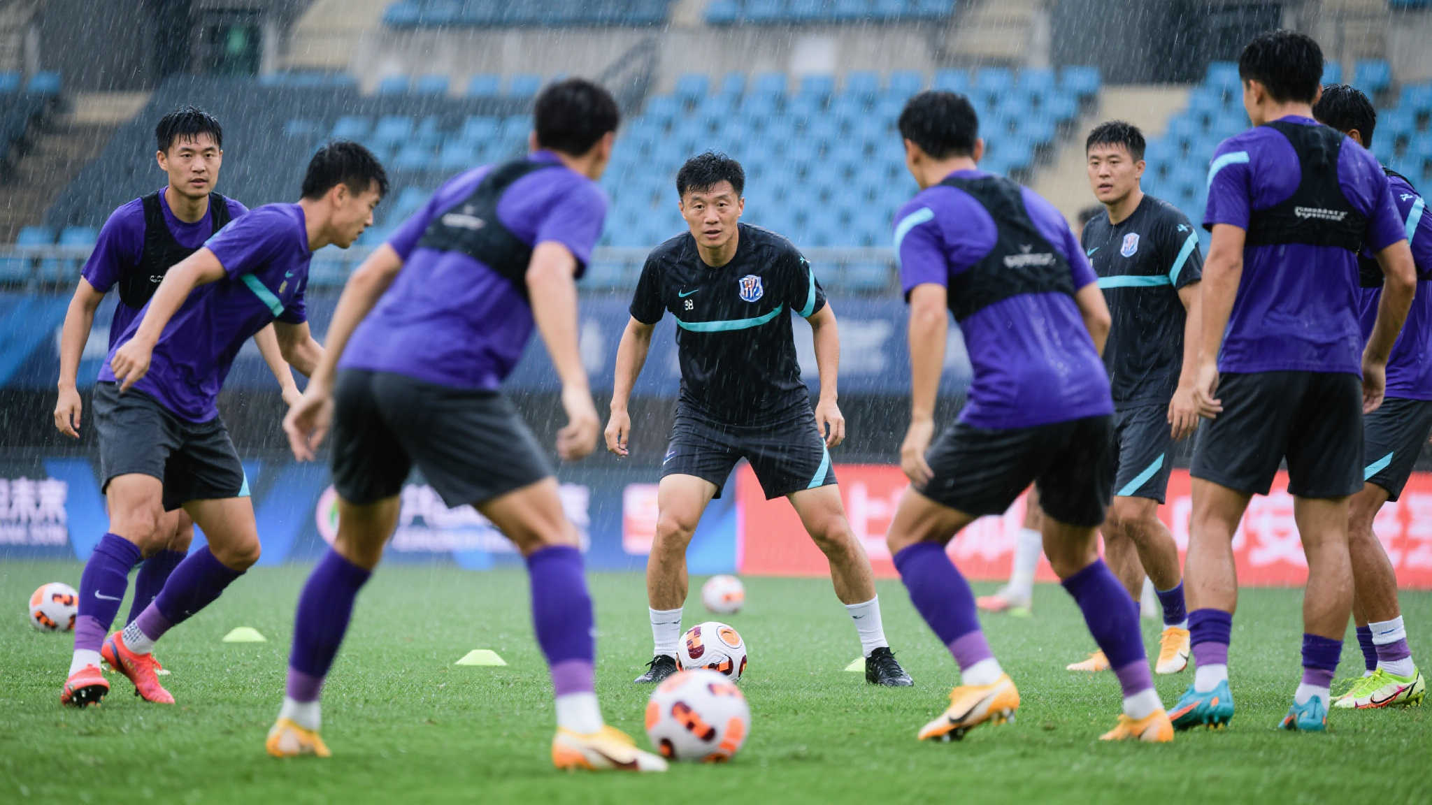 CCTV16直击申花对阵津门虎!于根伟雨中备战,路易斯吴曦再度联手 在比赛前夕,于根伟率领天津津门虎全队抵达上海,尽管